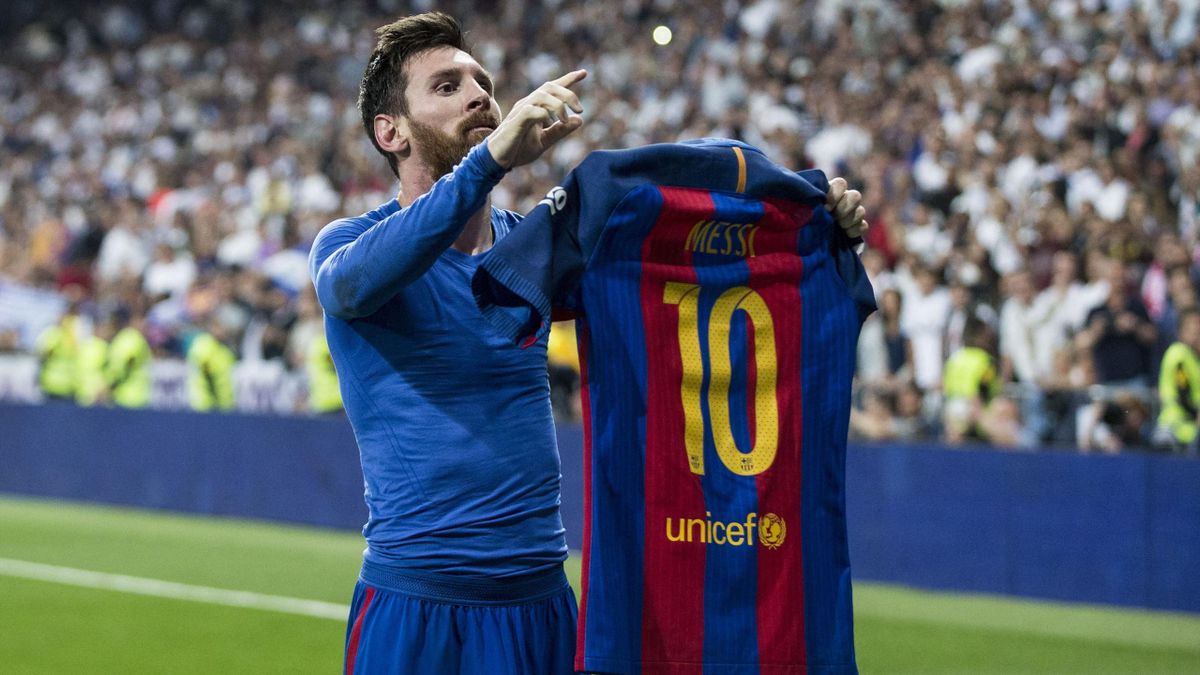 Messi sút phạt ghi bàn trong trận đối đầu giữa Barcelona và Real Madrid