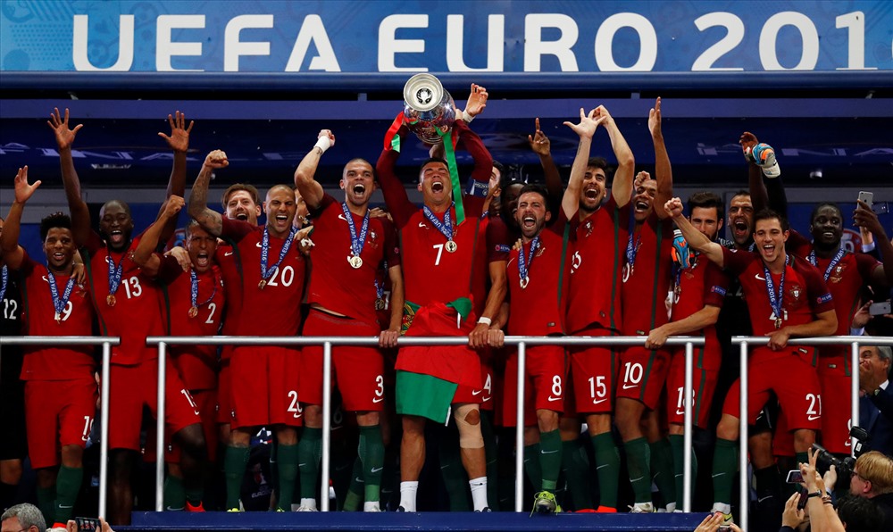  Bồ Đào Nha đánh bại đội chủ nhà Pháp 1-0 sau 120 phút thi kịch tính ở chung kết EURO 2016