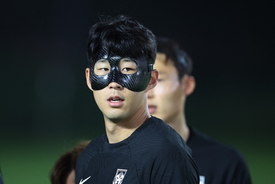 Vì sao Son đeo mặt nạ