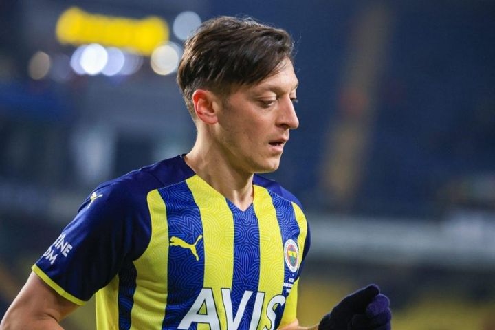 Mesut Ozil muốn kết thúc sự nghiệp ở đội bóng tuổi thơ của mình là Fenerbahce