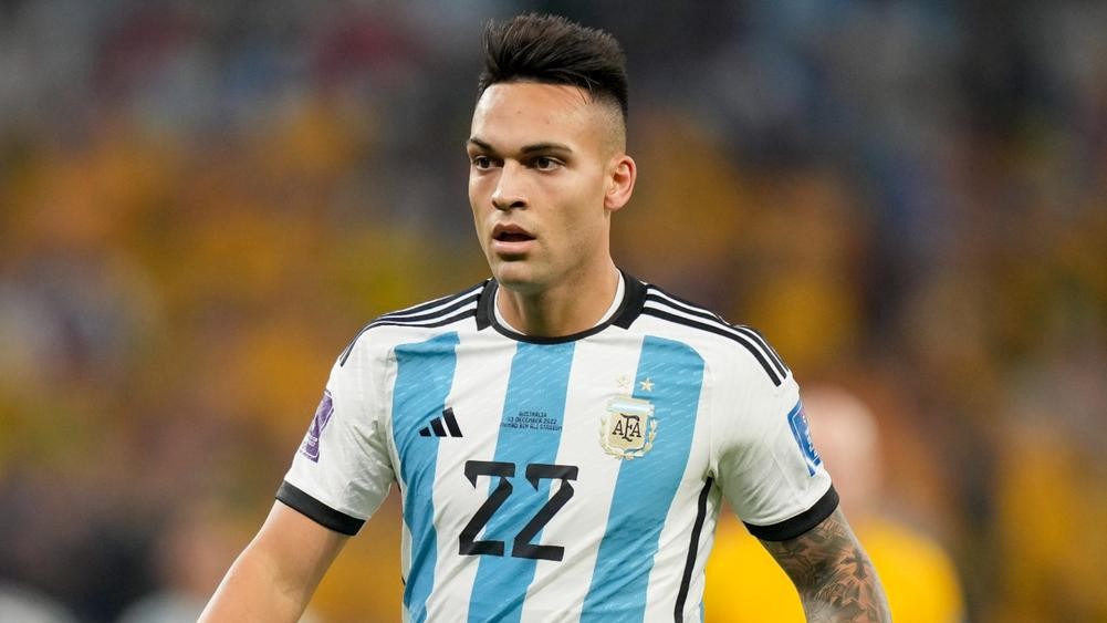 Lautaro Martínez đang chơi ở vị trí tiền đạo cho câu lạc bộ Inter Milan và đội tuyển quốc gia Argentina.